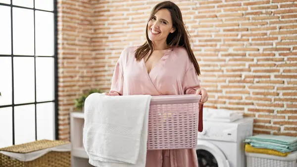 Young Beautiful Hispanic Woman Smiling Confident Holding Basket Clothes Laundry — Stock Photo, Image