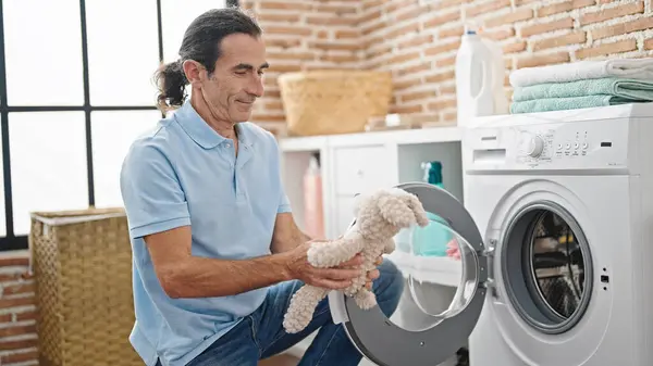 Medelålders Man Tvättar Nallebjörn Ler Mot Tvättstugan — Stockfoto