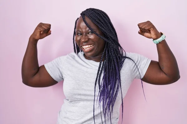 Junge Afrikanerin Steht Vor Rosa Hintergrund Und Zeigt Stolz Lächelnde — Stockfoto