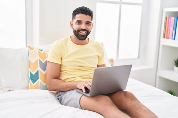 Young Arab Man Using Laptop Sitting Bed Bedroom — Stock Photo, Image