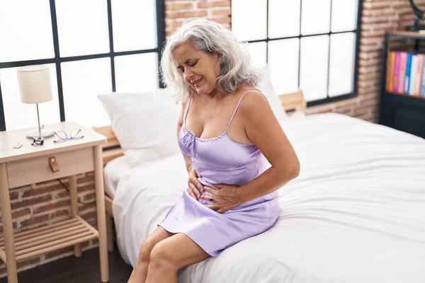 Middelbare Leeftijd Grijsharige Vrouw Die Lijdt Aan Menstruatiepijn Zittend Bed — Stockfoto
