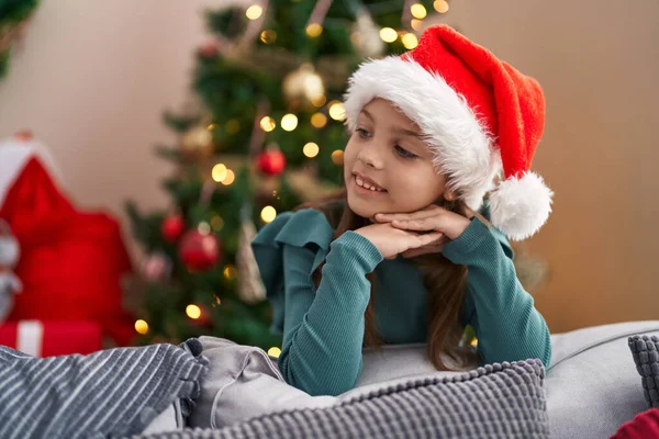 Sevimli Spanyol Kız Kanepeye Yaslanmış Noel Ağacının Yanında Duruyor — Stok fotoğraf