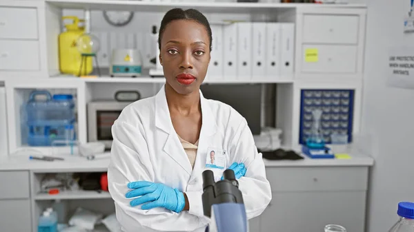 Científica Afroamericana Seria Con Los Brazos Cruzados Sienta Laboratorio Médico —  Fotos de Stock