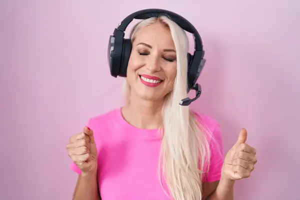 Vit Kvinna Lyssnar Musik Med Hörlurar Glada För Framgång Med — Stockfoto