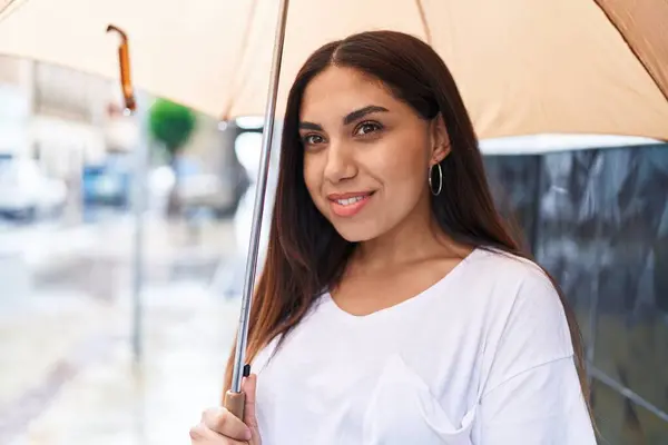 Young Beautiful Arab Woman Smiling Confident Using Umbrella Street — Stock Photo, Image
