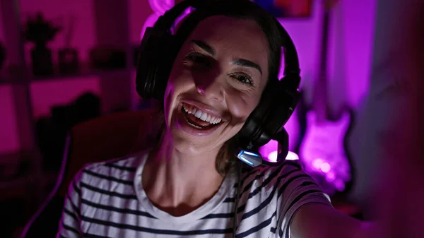 在黑暗的游戏室里 年轻的惊慌失措的女人在夜间视频通话中自信地驾驶着数字娱乐 — 图库照片