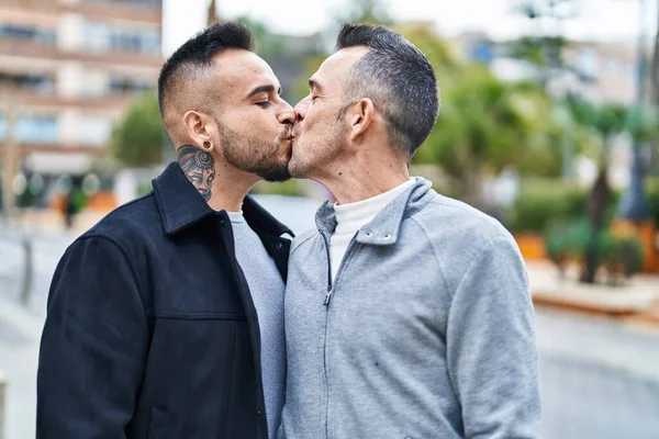 Två Män Par Står Tillsammans Kyssas Gatan — Stockfoto