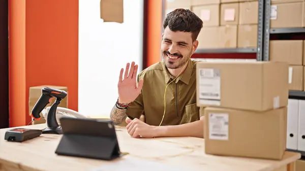 Young Hispanic Man Ecommerce Business Worker Having Video Call Office — Stock Photo, Image