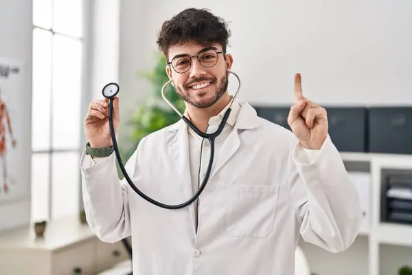Hombre Hispano Con Barba Vistiendo Uniforme Médico Estetoscopio Sonriendo Con — Foto de Stock