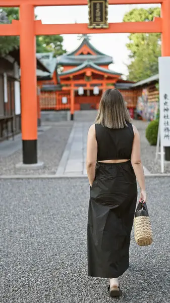 Bela Jovem Hispânica Usando Óculos Caminhando Templo Yasaka Kyoto — Fotografia de Stock