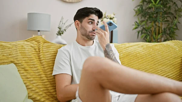 Jovem Hispânico Enviando Mensagem Voz Com Smartphone Sentado Sofá Casa — Fotografia de Stock