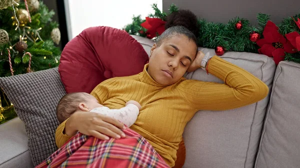 Madre Hijo Celebrando Navidad Durmiendo Sofá Mientras Amamantan Bebé Casa —  Fotos de Stock