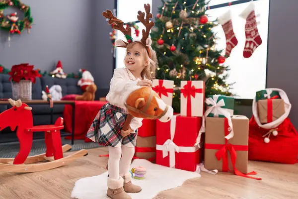 집에서 크리스마스 트리에 장난감으로 스러운 — 스톡 사진