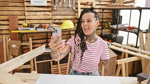 Smiling Hispanic Amputee Woman Talented Carpenter Joyfully Engages Video Call — Stock Photo, Image