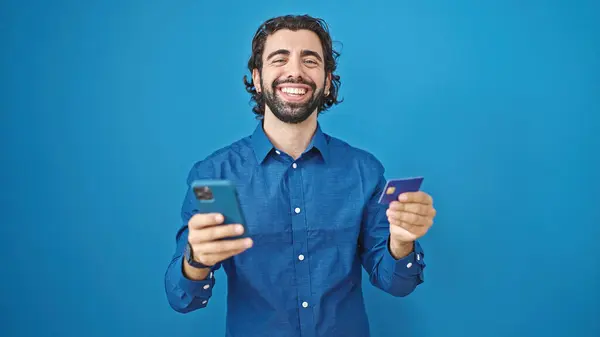 Akıllı Telefon Kredi Kartı Kullanan Genç Bir Spanyol — Stok fotoğraf