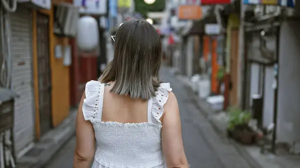 東京の都市風味 美しいヒスパニック女性 街をマスターするメガネ カジュアルでモダンなバックストリートの冒険で歩いて — ストック写真