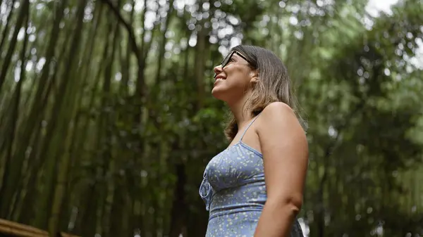 Красивая Латиноамериканка Очках Уверенно Улыбающаяся Стоя Среди Пышного Бамбукового Леса — стоковое фото
