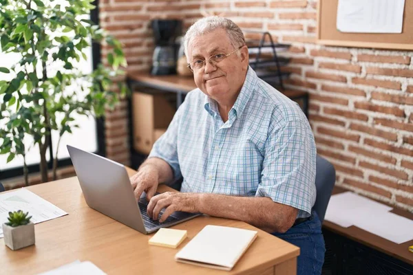 オフィスでノートパソコンを使用している中年白髪のサラリーマン — ストック写真