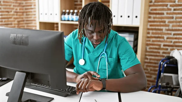 Afroamerikaner Arzt Mit Computeruhr Mit Ernstem Gesicht Der Klinik — Stockfoto