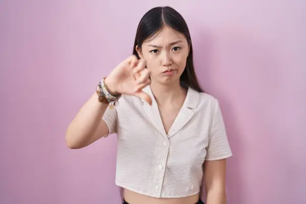 Chińska Młoda Kobieta Stojąca Różowym Tle Wyglądająca Nieszczęśliwą Wściekłą Wykazująca — Zdjęcie stockowe