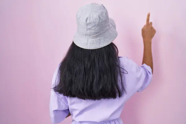 Young Hispanic Woman Standing Pink Background Wearing Hat Posing Backwards — Stock Photo, Image