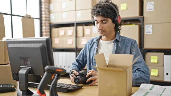 Young Hispanic Man Ecommerce Business Worker Using Computer Headphones Packing — Stock Photo, Image
