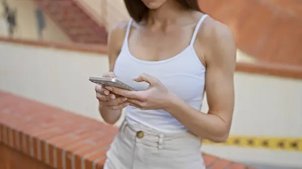 城市女士的连接 女性的手在城市街道上用智能手机输入一条信息 — 图库照片