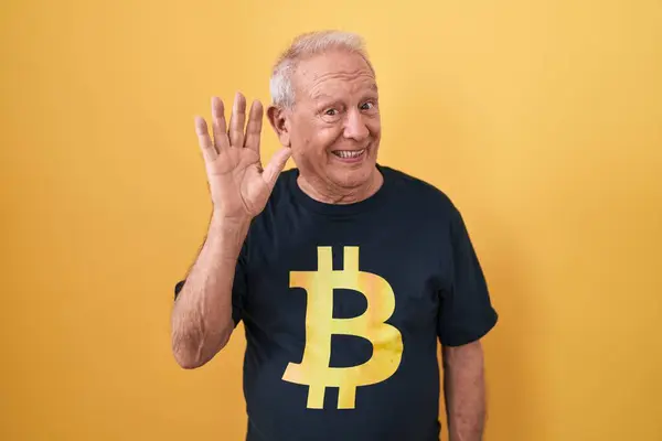 Starszy Mężczyzna Siwych Włosach Noszący Koszulkę Bitcoinem Odmawiający Powitania Szczęśliwy — Zdjęcie stockowe
