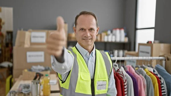 Confident Smiling Middle Age Man Gives Thumb Gesture Volunteer Charity — Stock Photo, Image