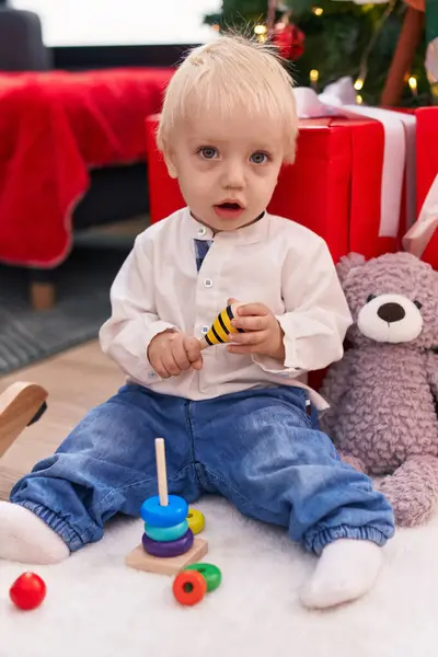 Adorável Criança Loira Brincando Com Brinquedos Sentados Chão Por Presentes — Fotografia de Stock