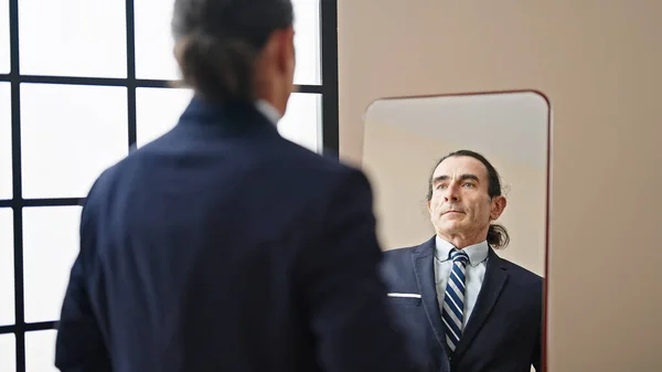 Homem Meia Idade Empresário Olhando Espelho Com Rosto Sério Casa — Fotografia de Stock