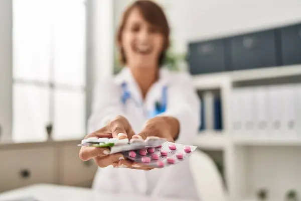 Jeune Femme Médecin Tenant Des Pilules Souriant Riant Fort Haute — Photo