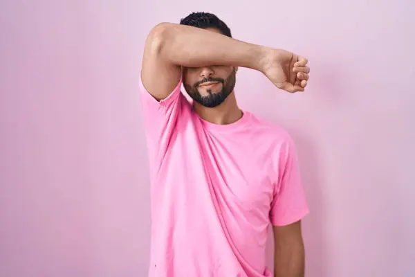 Hispanic Young Man Standing Pink Background Covering Eyes Arm Looking — Stock Photo, Image