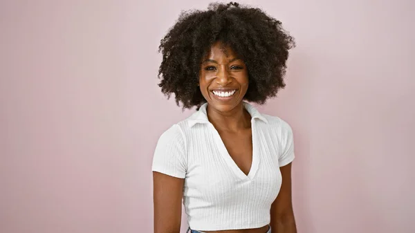 Africano Americano Mulher Sorrindo Confiante Sobre Isolado Fundo Rosa — Fotografia de Stock
