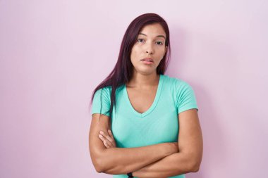 Pembe arka planda duran genç İspanyol kadın uykulu ve yorgun görünüyor, yorgunluktan yorgun ve akşamdan kalma, sabahları tembel gözler.. 