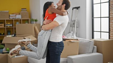 Güzel çift yeni evlerinde birbirlerine gülümsüyorlar.