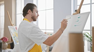 Genç İspanyol ressam resim stüdyosunda yoğunlaştı.