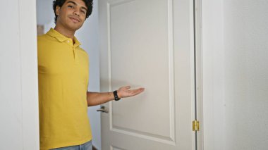 Genç latin adam gülümsüyor eve gelmek için can atıyor.