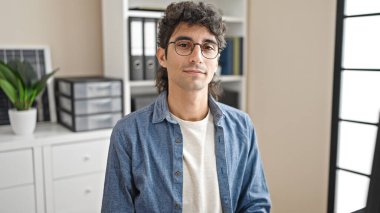 Genç İspanyol iş adamı ofiste saate bakıyor.