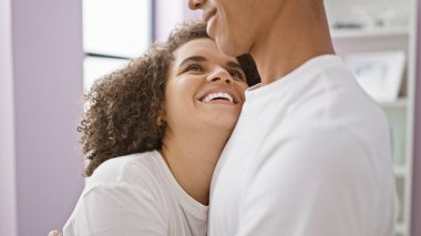 Kendine güvenen, güzel bir çift sıcak evlerinde kucaklaşıp gülümsüyor, aşklarını ve mutluluklarını kucaklıyorlar.