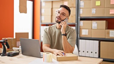 İspanyol asıllı genç bir iş adamı akıllı telefon yazma adresiyle konuşuyor.