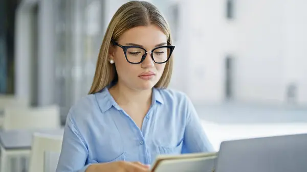 Junge Blonde Geschäftsfrau Mit Laptop Leseheft Büro — Stockfoto