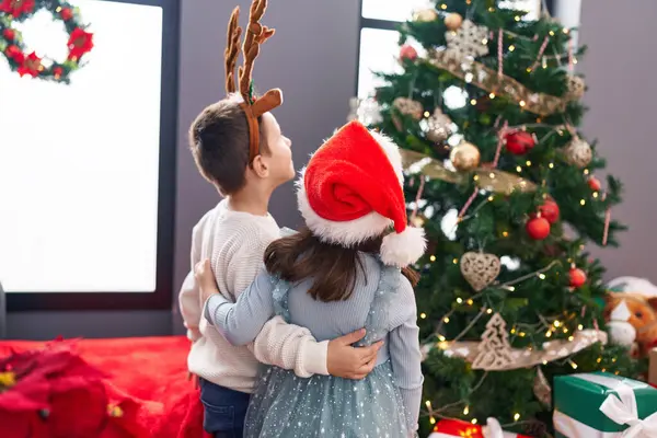 Sevimli Kız Erkek Birbirlerine Sarılıp Noel Ağacını Evde Arıyorlar — Stok fotoğraf