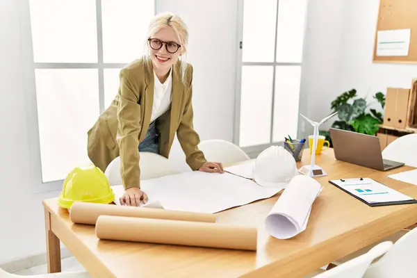 Mladá Blondýna Žena Architekt Hledá Dům Plánuje Usmívat Kanceláři — Stock fotografie