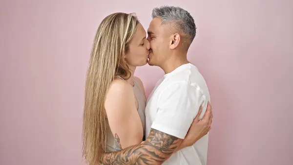 Мужчина Женщина Обнимают Друг Друга Целуясь Изолированном Розовом Фоне — стоковое фото