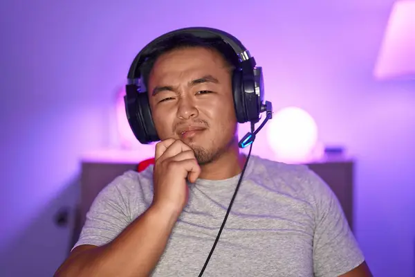 Čínský Mladý Muž Hraje Videohry Nosí Sluchátka Myšlení Soustředěné Pochybnosti — Stock fotografie