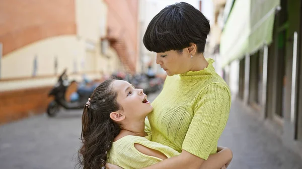 Mother Daughter Sharing Serious Hug Street Exuding Cool Unwavering Love — Stock Photo, Image