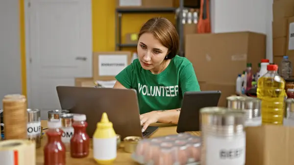 Jovem Voluntária Usando Laptop Touchpad Centro Caridade — Fotografia de Stock