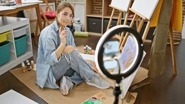 Young Woman Artist Recording Video Tutorial Drawing Art Studio — Stock Photo, Image