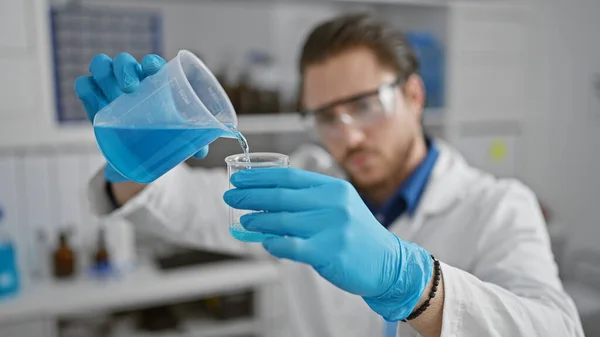 Jovem Cientista Hispânico Derramando Líquido Vidro Laboratório — Fotografia de Stock